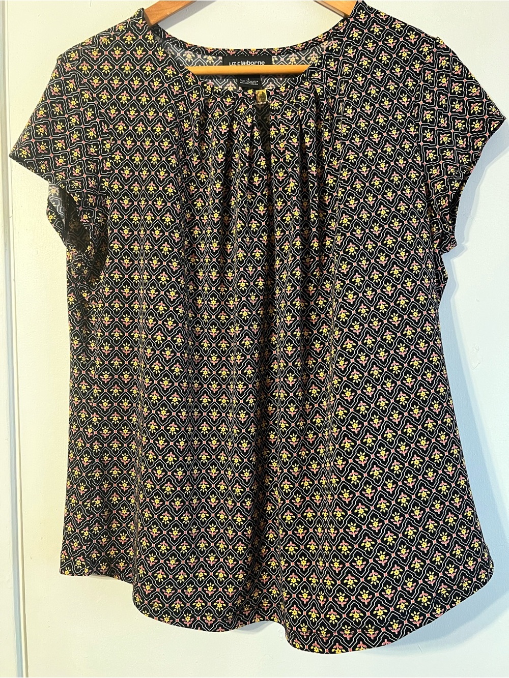 Liz Claiborne Career Black Patterned Short Sleeve Top